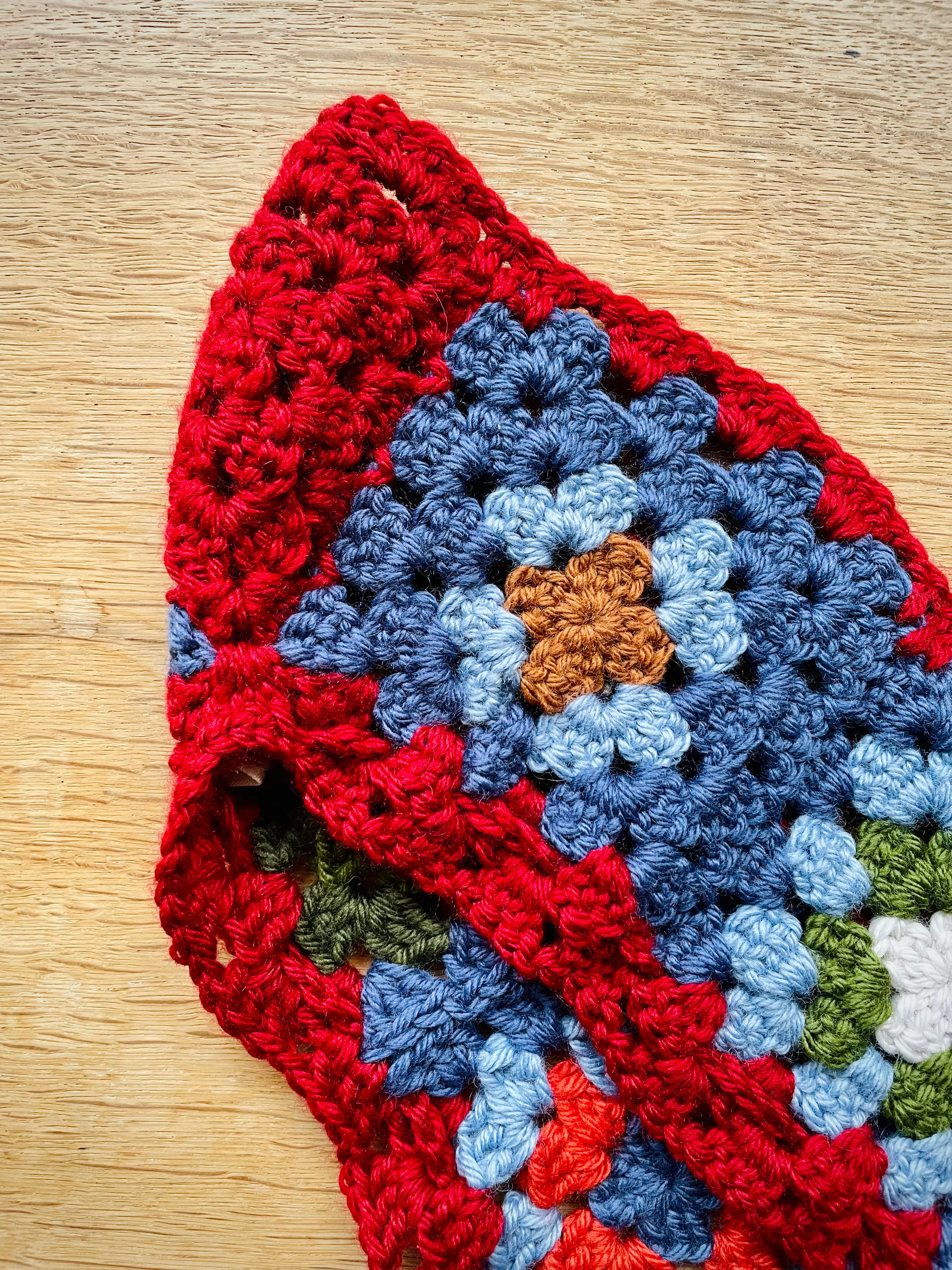 EARLYMADE Hand-knitted Granny Squares Collar — MULTI / HEART RED — UNIQUE — LAST PIECE