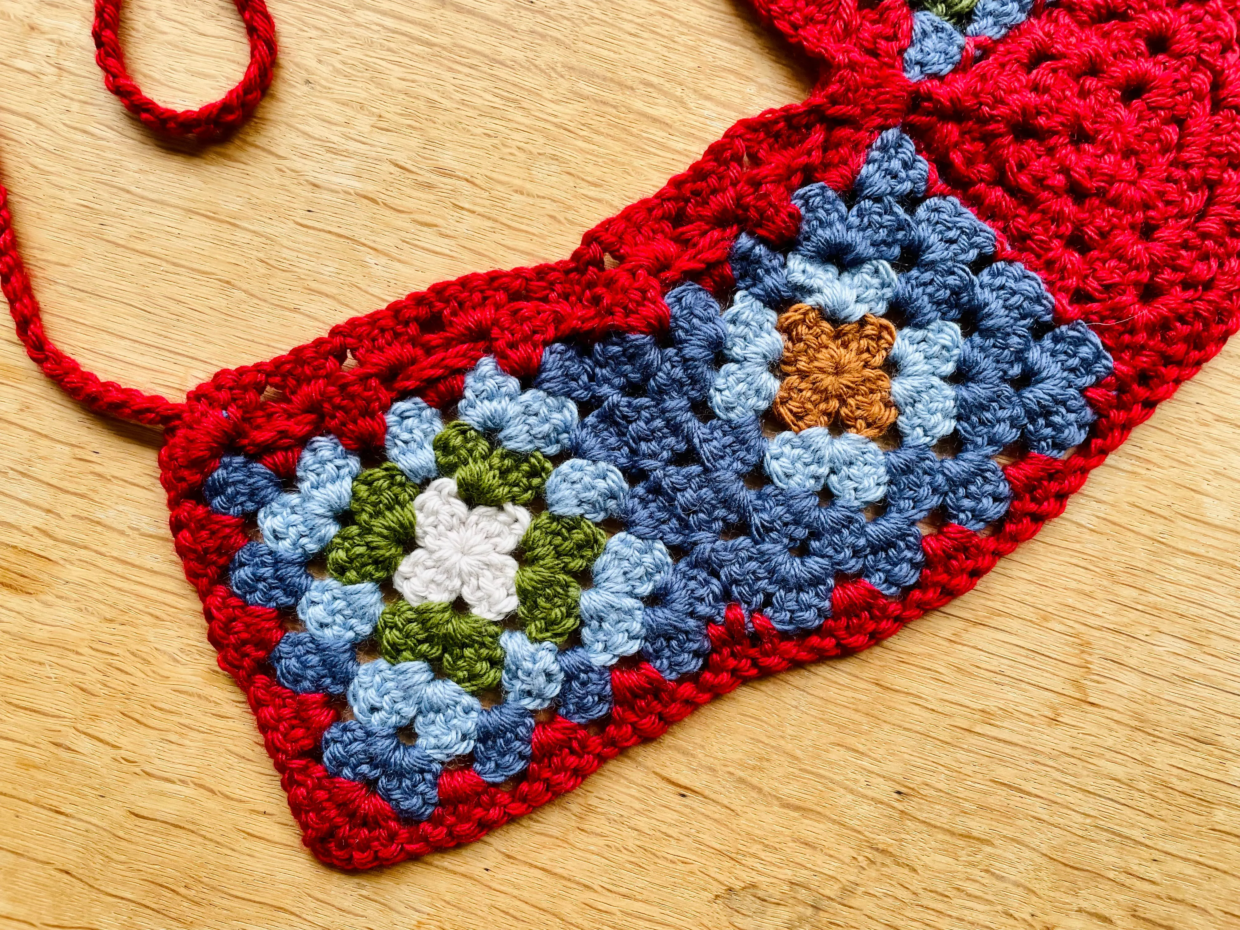 EARLYMADE Hand-knitted Granny Squares Collar — MULTI / HEART RED — UNIQUE — LAST PIECE